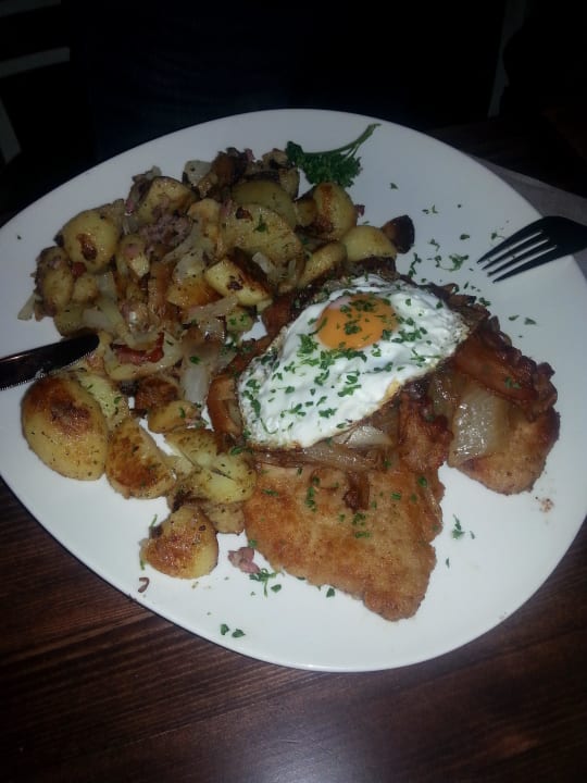 Bierkutscherschnitzel mit Spiegelei,Bratkartoffeln Altstadthotel Arte
