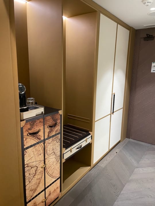 Zimmer The Emerald House Lisbon, Curio Collection by Hilton