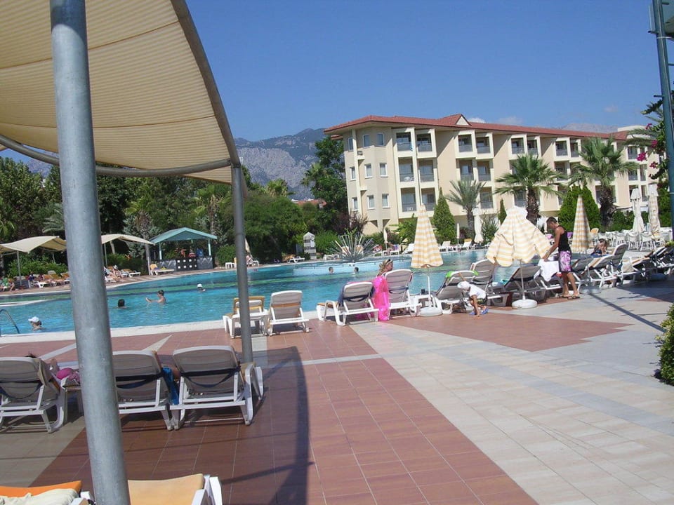 Blick auf den Pool Le Jardin Resort
