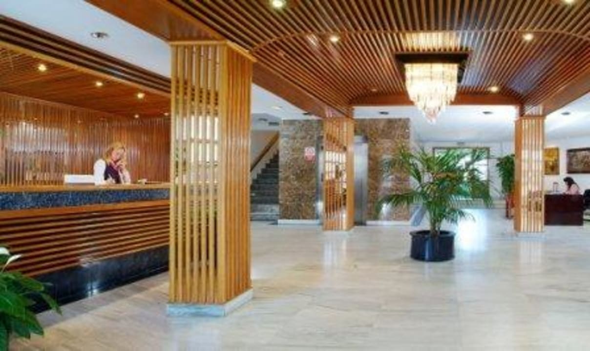 Evelyn am Empfang Hotel Clumba