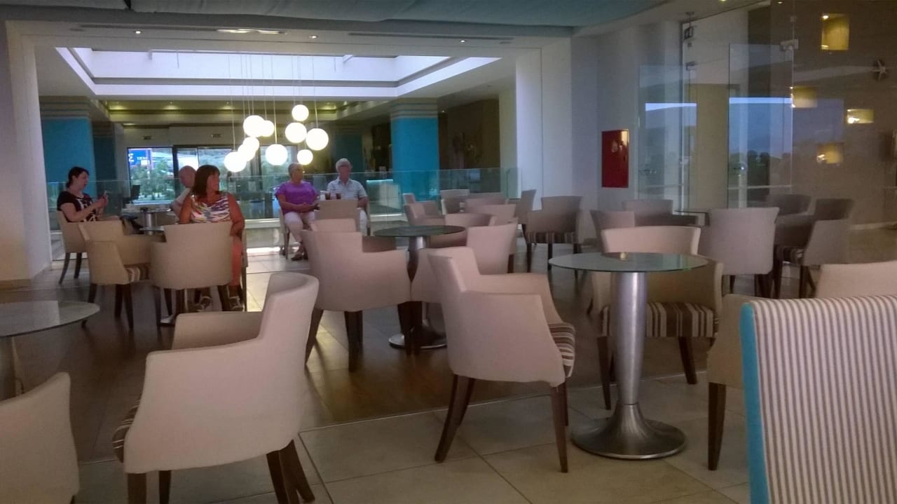 Bar mit Blick zur Lobby Alea Hotel & Suites