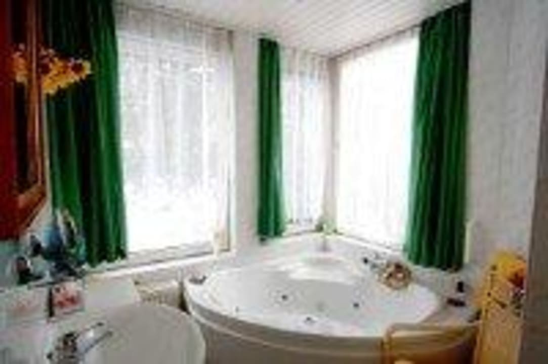 Whirlwanne Luxuszimmer Kleopatra Hotel Sonnenberg Schloesschen