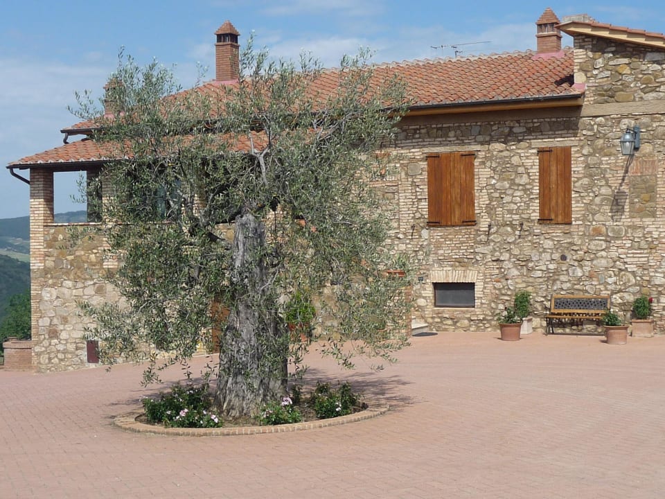 Parkplatz vor dem Hauptgebäude Agriturismo Podere del Vescovo