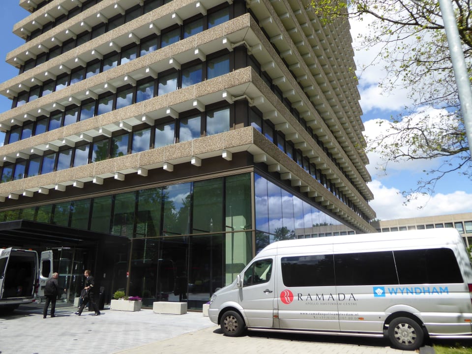 Eingang mit Shuttlebus Leonardo Hotel Amsterdam Rembrandtpark