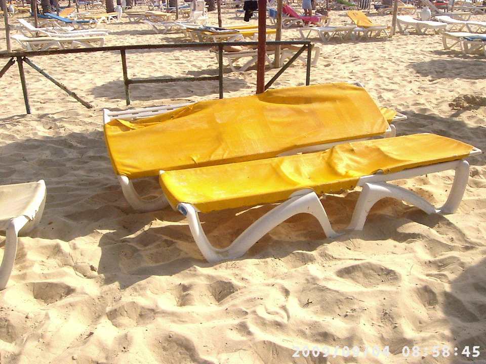 Zustand der Liegen am Strand Hotel Nesrine