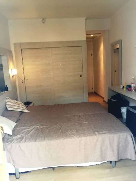 Großes Bett mit großem Kleiderschrank Eix Alcudia Hotel