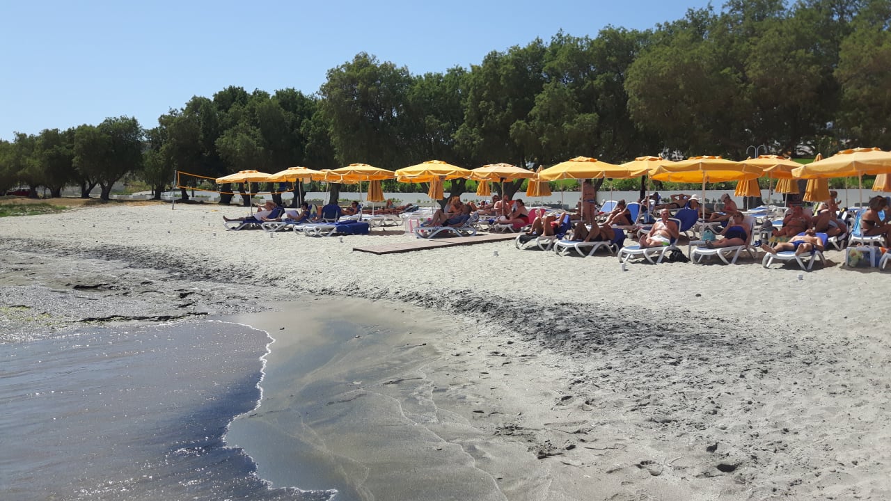 Preis pro Schirm incl. 2 Liegen/Tag beträgt 6 € Lagas Aegean Village