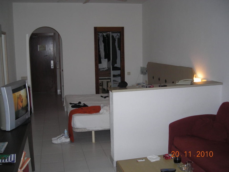 Vorn Wohn-, hinten Schlafbereich SBH Hotel Taro Beach