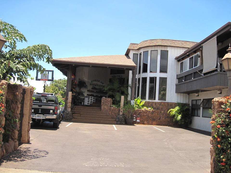 Eingangsbereich mit Parkplatz Hotel House of Fountains