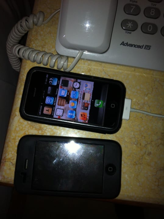 Ein Handy des Personals an unserem Ladekabel Malikia Resort Abu Dabbab