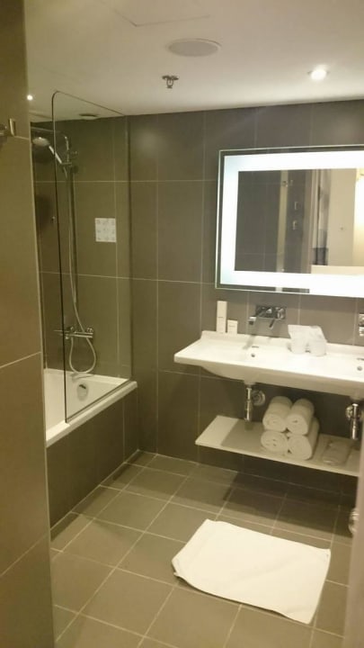 Badezimmer mit Dusche und Badewanne Novotel Cairo Airport