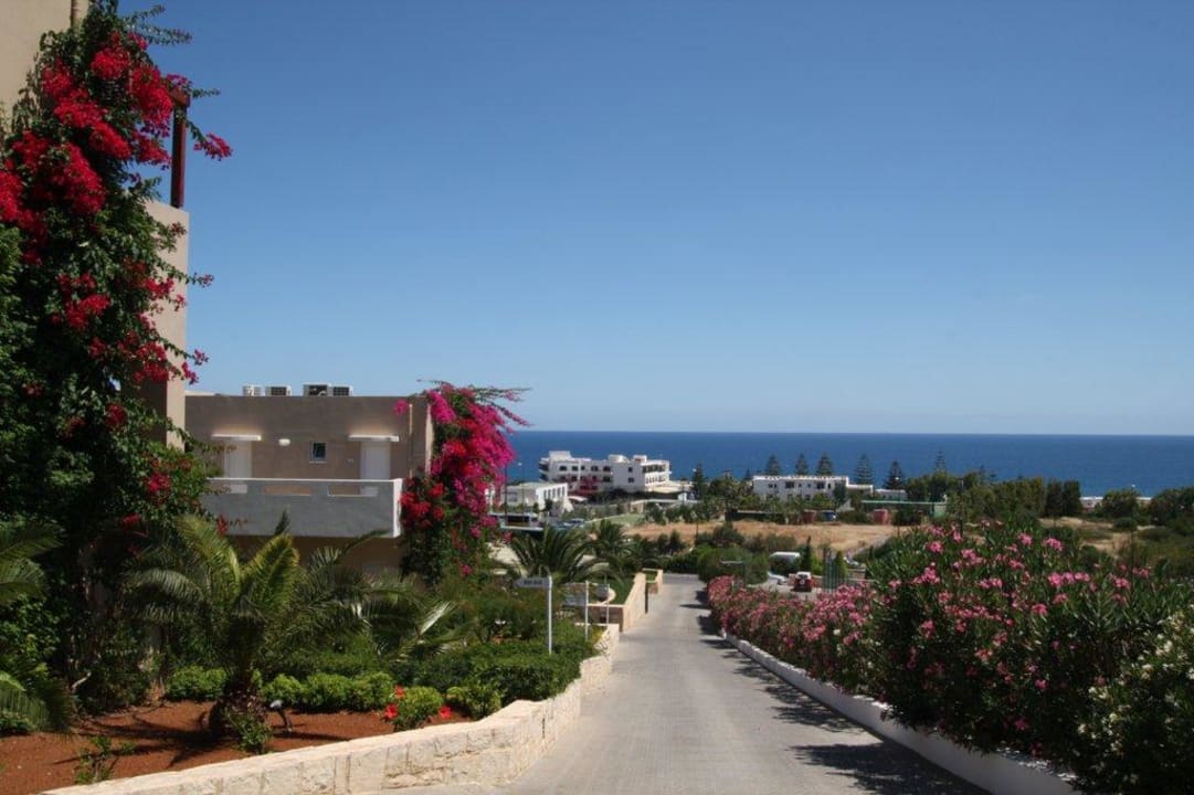 Blick von den oberen Gebäuden auf das Meer Grand Hotel Holiday Resort