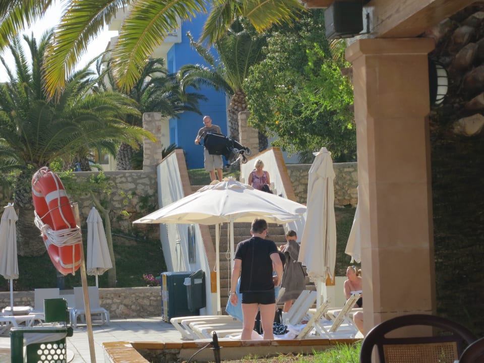 Weg nach unten zum Pool - Bar  blau punta reina