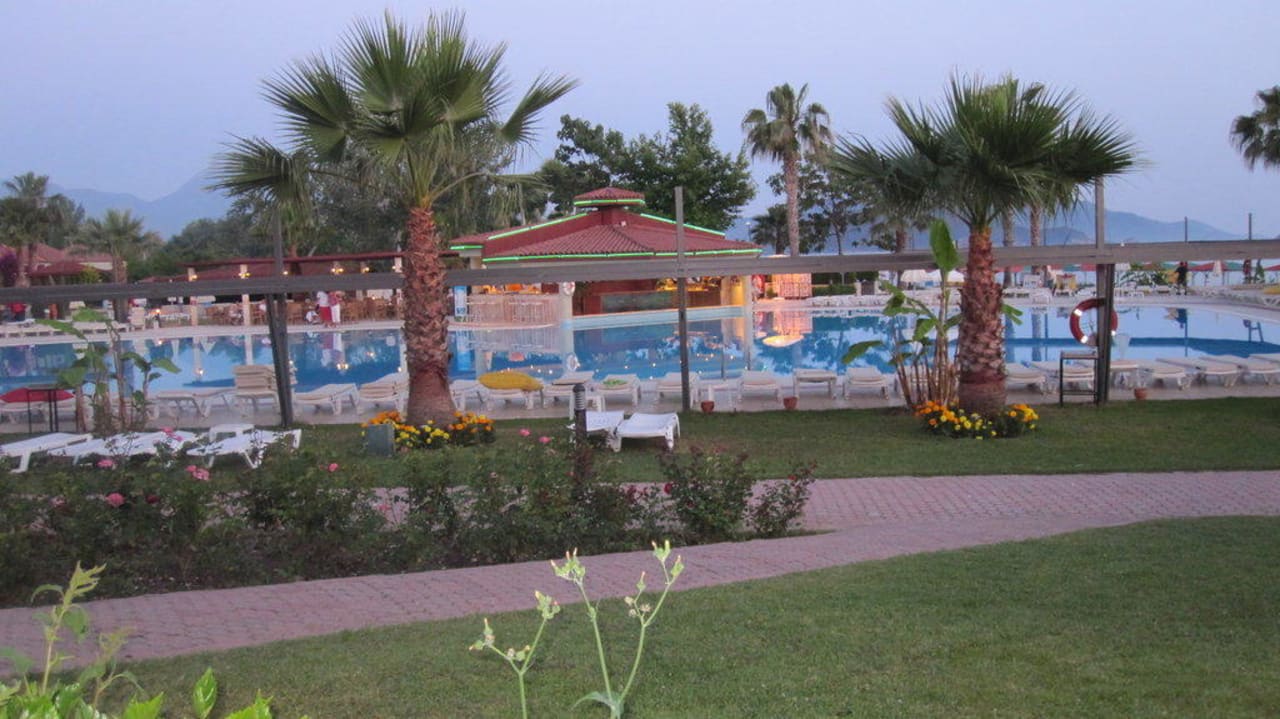 Poolanalge am Abend Club Tuana Fethiye