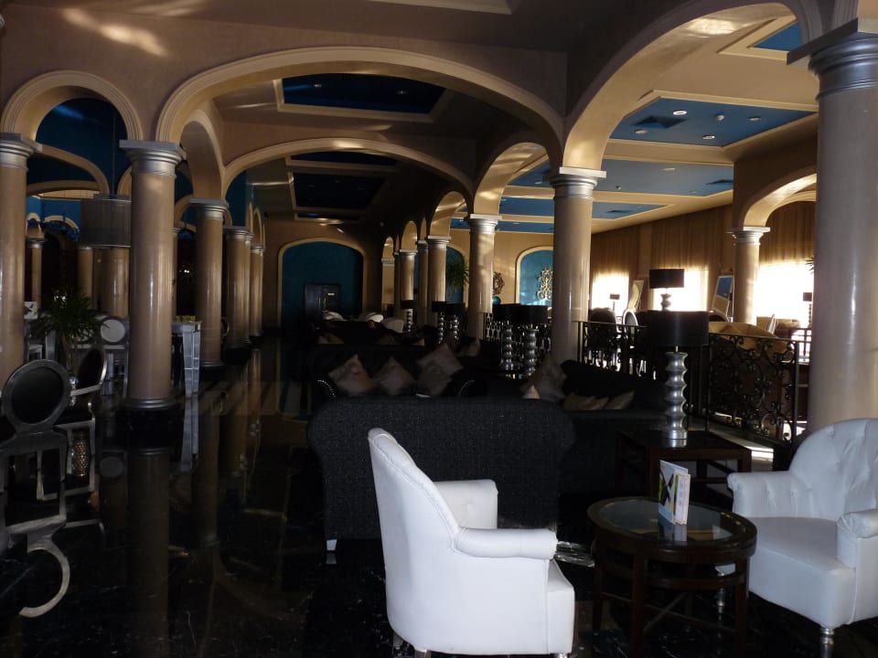 Bar przy recepcji JAZ Aquamarine Resort