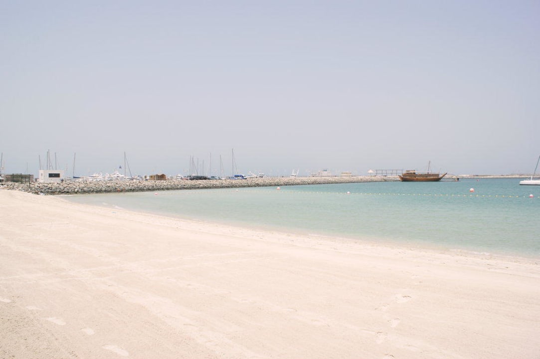 Hotelstrand mit Dubai Marina Le Meridien Mina Seyahi Beach Resort & Waterpark