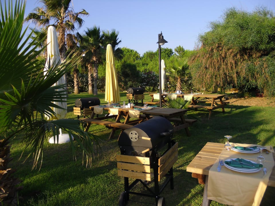Ein schöner Grillplatz Royal Atlantis Beach Hotel