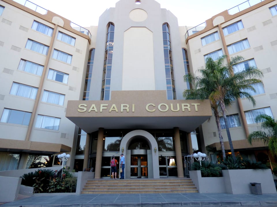 Eingang  Safari Court Hotel