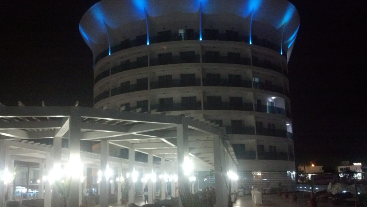 Haupthaus und sein LED-Farbenspiel Sultan of Dreams Hotel & Spa