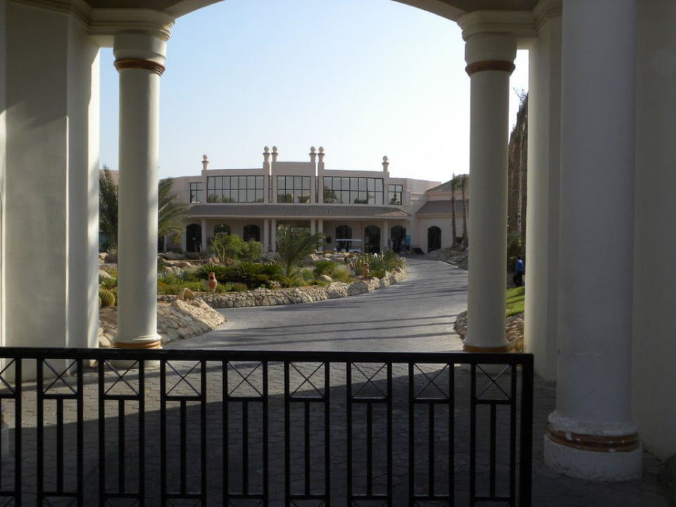 Der Eingang zum Hotelkomplex Parrotel Beach Resort