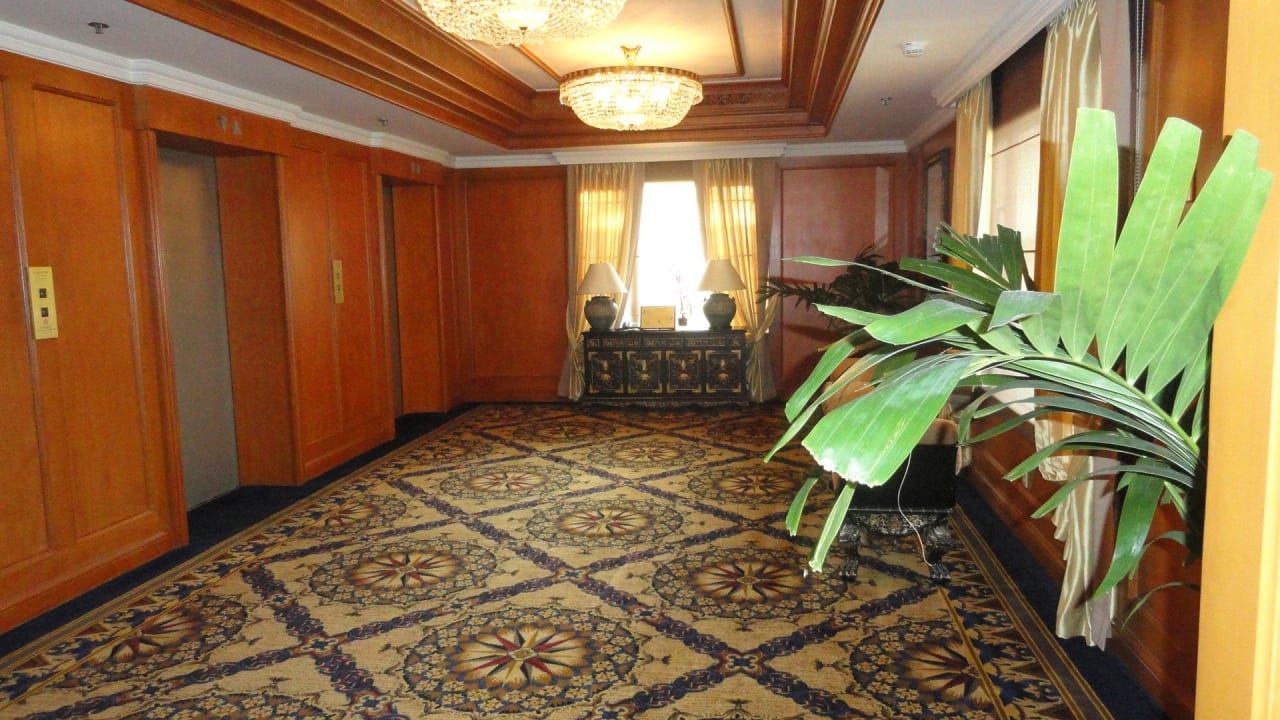 Vor dem Lift Shangri-La Hotel, Bangkok