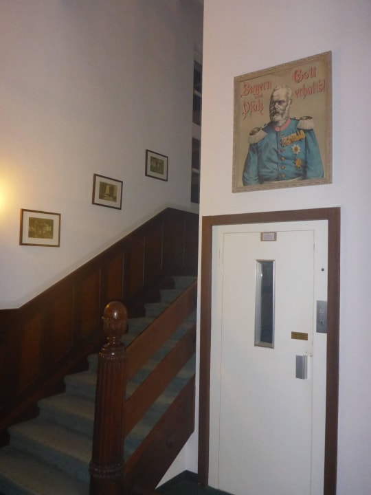 Aufgang und Lift Hotel Aschenbrenner