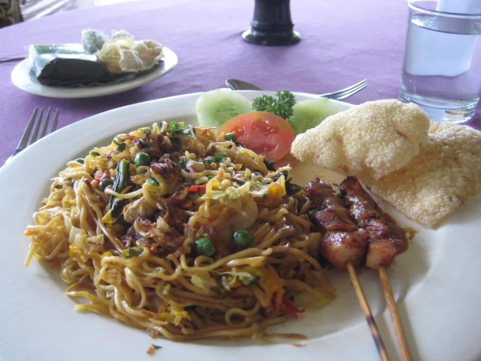 Dit is nog maar de lunch! Hotel Kumara Sakti Cottages