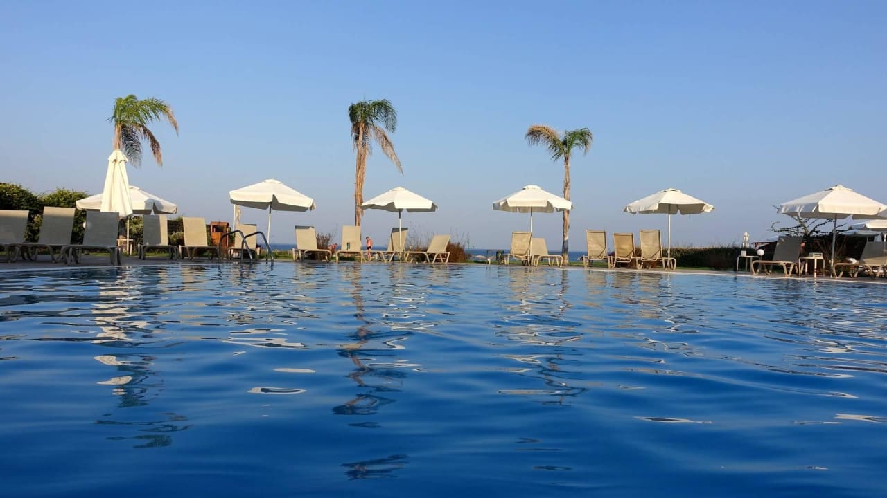 Pool nähe Strand Asterias Beach Resort