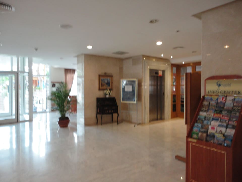 Lobby Grupotel Montecarlo