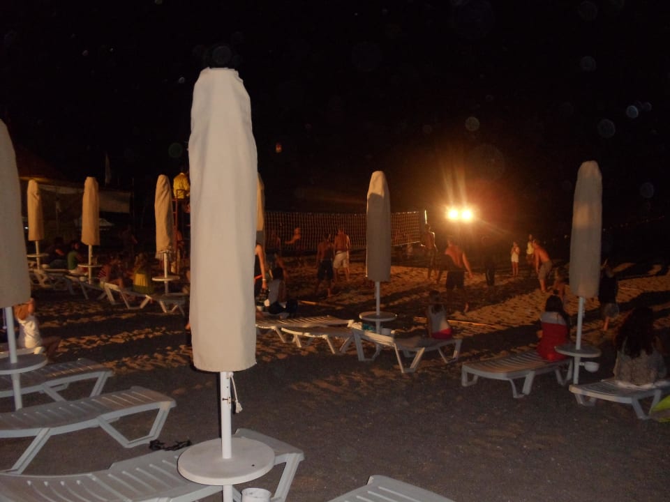 Volleyball am Strand bei Nacht Saphir Resort & Spa