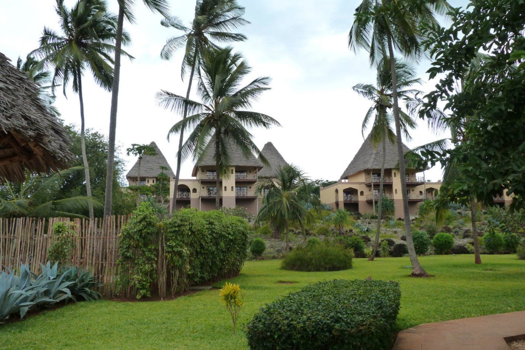 Gartenanlage mit Hotel Neptune Pwani Beach Resort & Spa