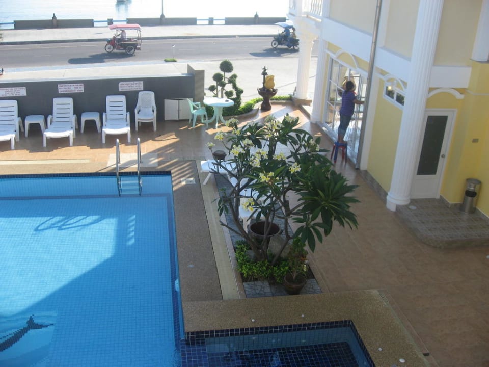 Blick vom Balkon zum Pool Sun Beach Guesthouse