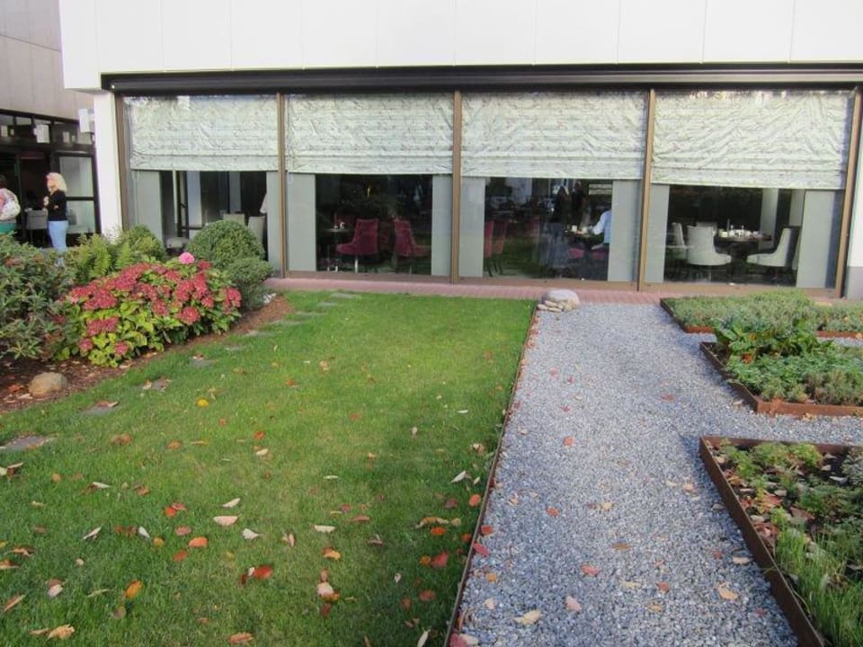 Garten vor dem Frühstücksrestaurant Radisson Blu Conference Hotel, Düsseldorf