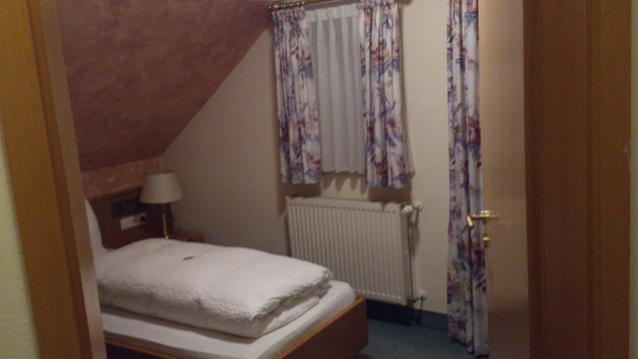 Einzelzimmer - Bett Hotel Garni St. Georg