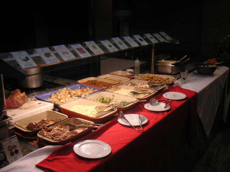 Teil des Warmbuffets Hotel Faro, a Lopesan Collection Hotel