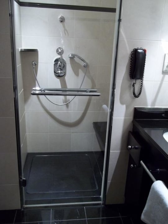 Executive Room - Dusche Hotel Adlon Kempinski Berlin