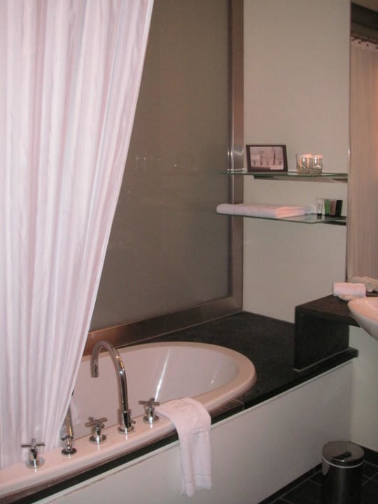 Badewanne des Einzelzimmers INNSIDE by Meliá Frankfurt Eurotheum