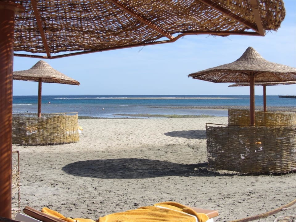 Viel Platz zwischen den Schirmen Three Corners Equinox Beach Resort