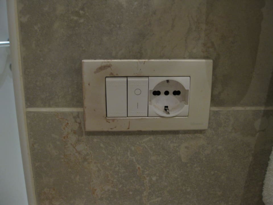 Verklebter Lichtschalter Bad Hotel Lugano
