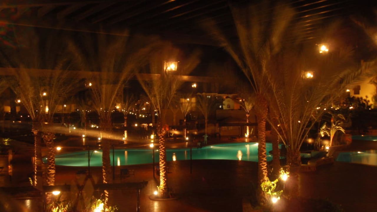 Poolanlage Abends Jaz Solaya