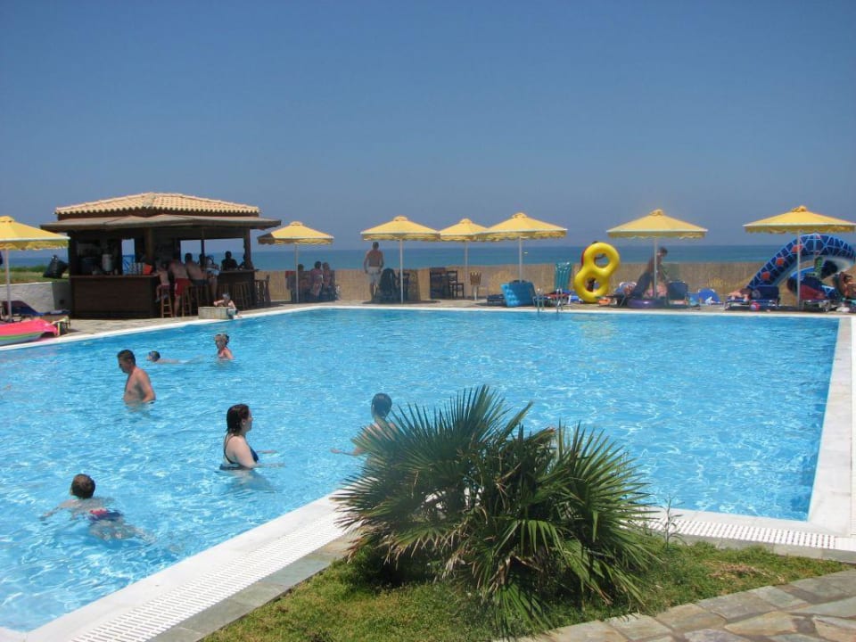 Basen hotelowy i bar Mitsis Selection Rinela