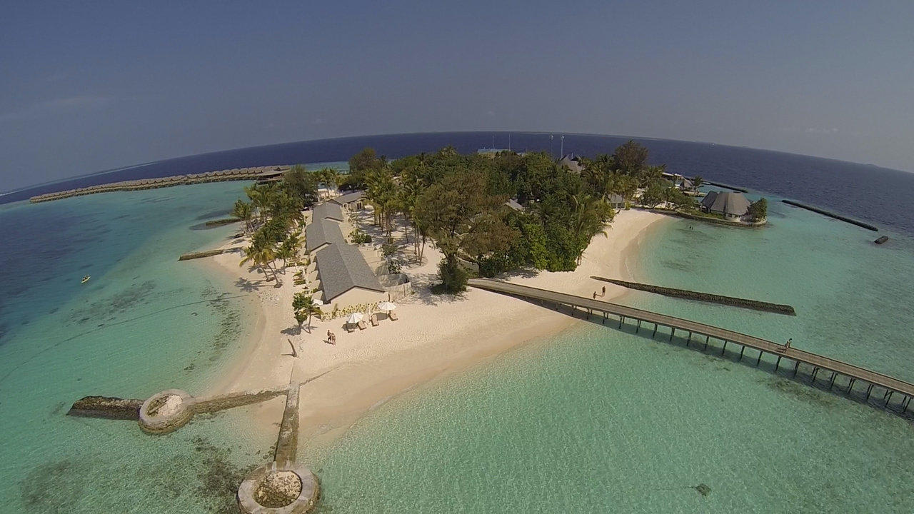 Aus der Luft gefilmt (Quadrocopter) Centara Ras Fushi Resort & Spa Maldives