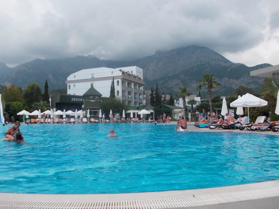 Widok na basen,część hotelową i góry Greenwood Kemer Resort