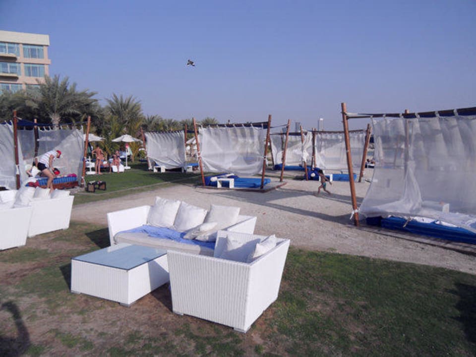 Betten und Möbel am Strand Rixos The Palm Hotel & Suites
