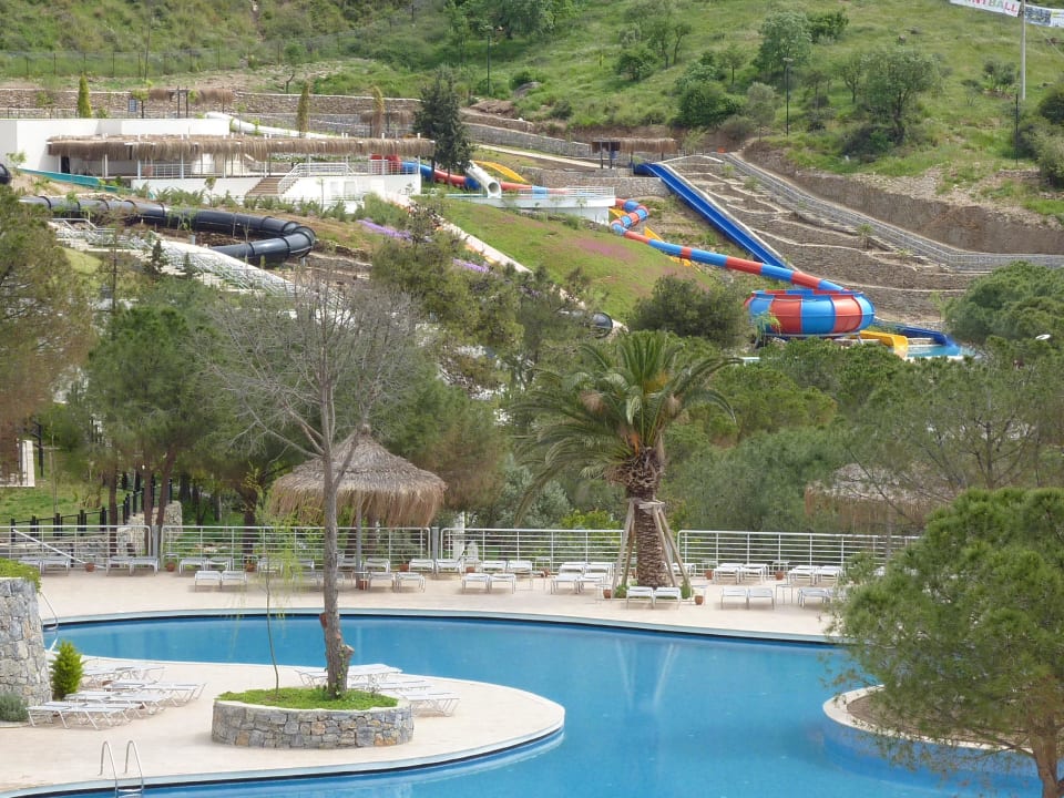 Pool mit den großen Rutschen im Hintergrund Aria Claros Beach & Spa Resort