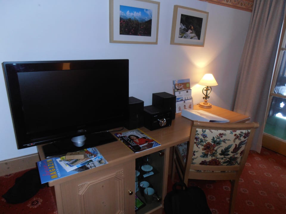 Fernseher mit HiFi-Anlage und Wasserkocher Berghotel Rehlegg