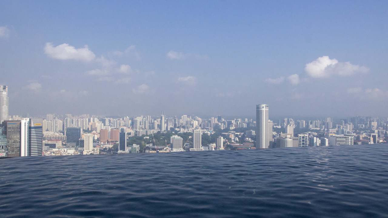 Pool mit Ausblick Marina Bay Sands