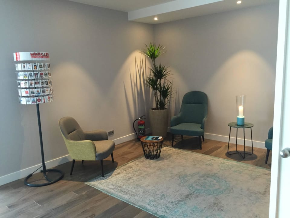 Sitzecke in der Lobby Hampton by Hilton Amsterdam Centre East