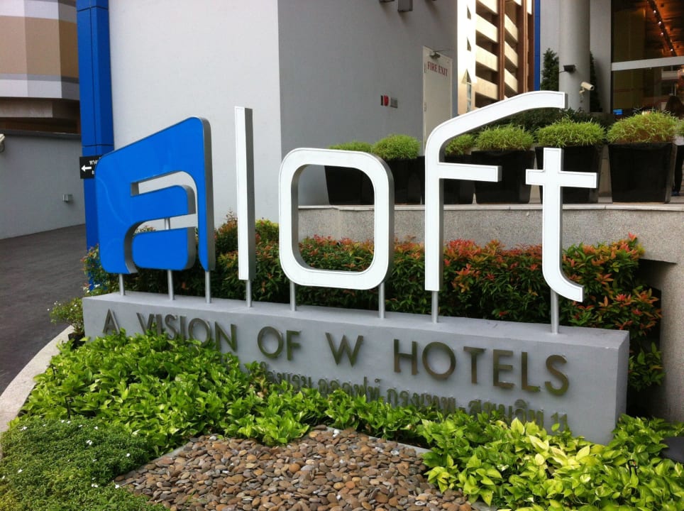 Logo in der Hotelvorfahrt Aloft Bangkok Sukhumvit 11