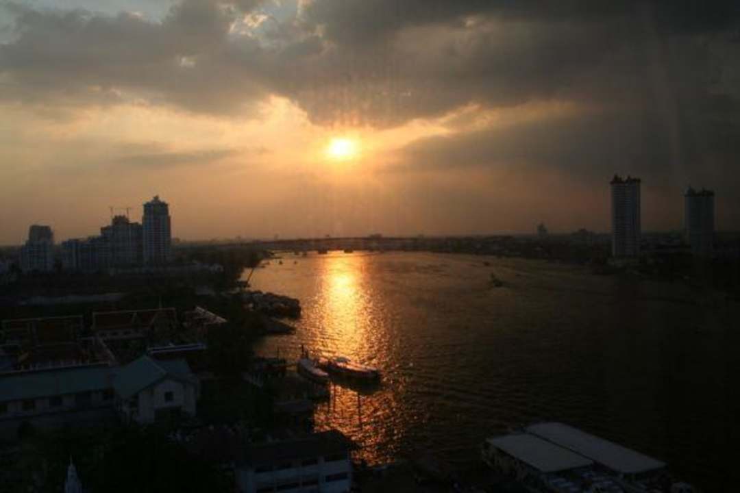 Sonnenuntergang vom 14. Stock Ramada Plaza by Wyndham Bangkok Menam Riverside